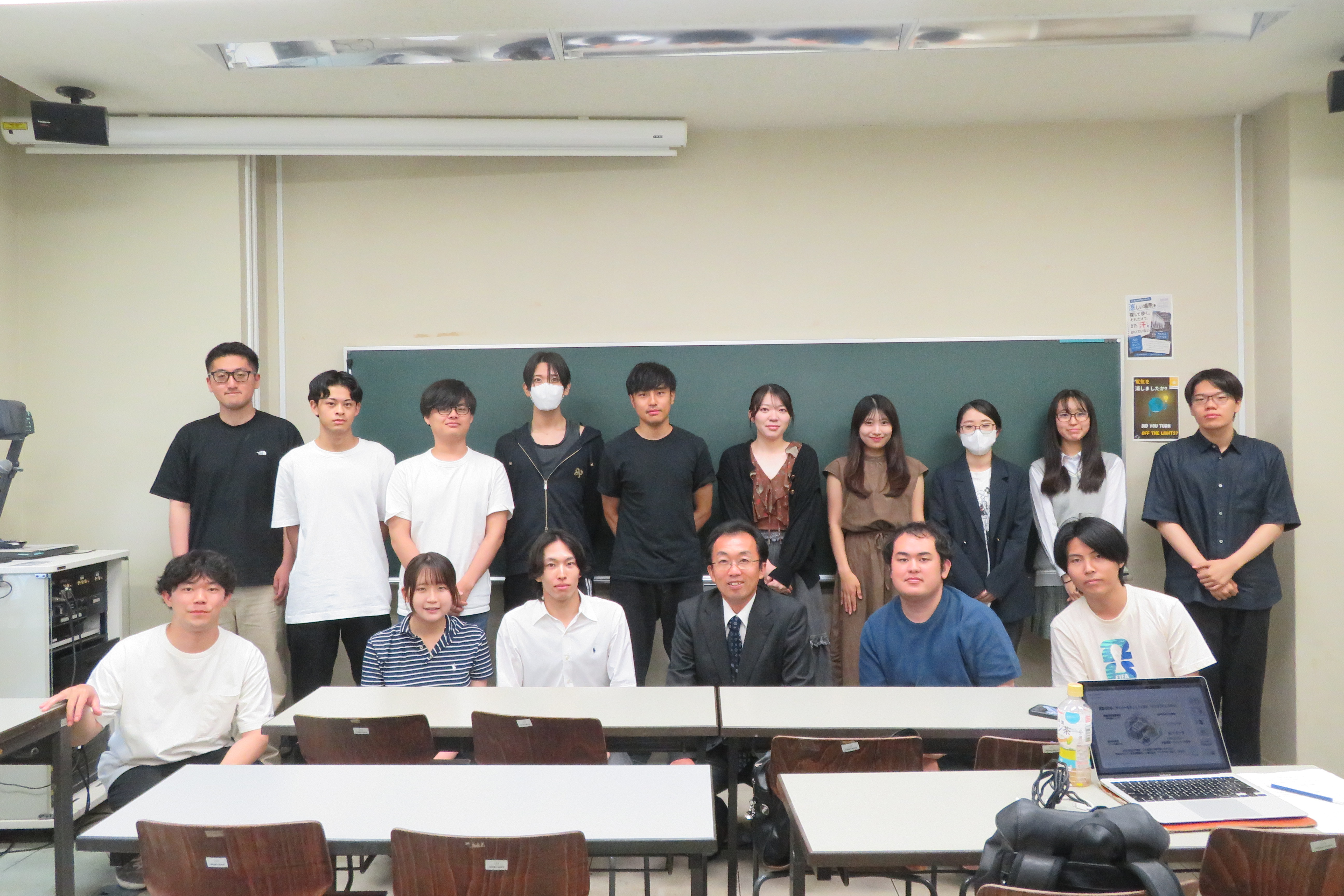 教室の黒板前に並ぶ研究会メンバーと担当教員の集合写真